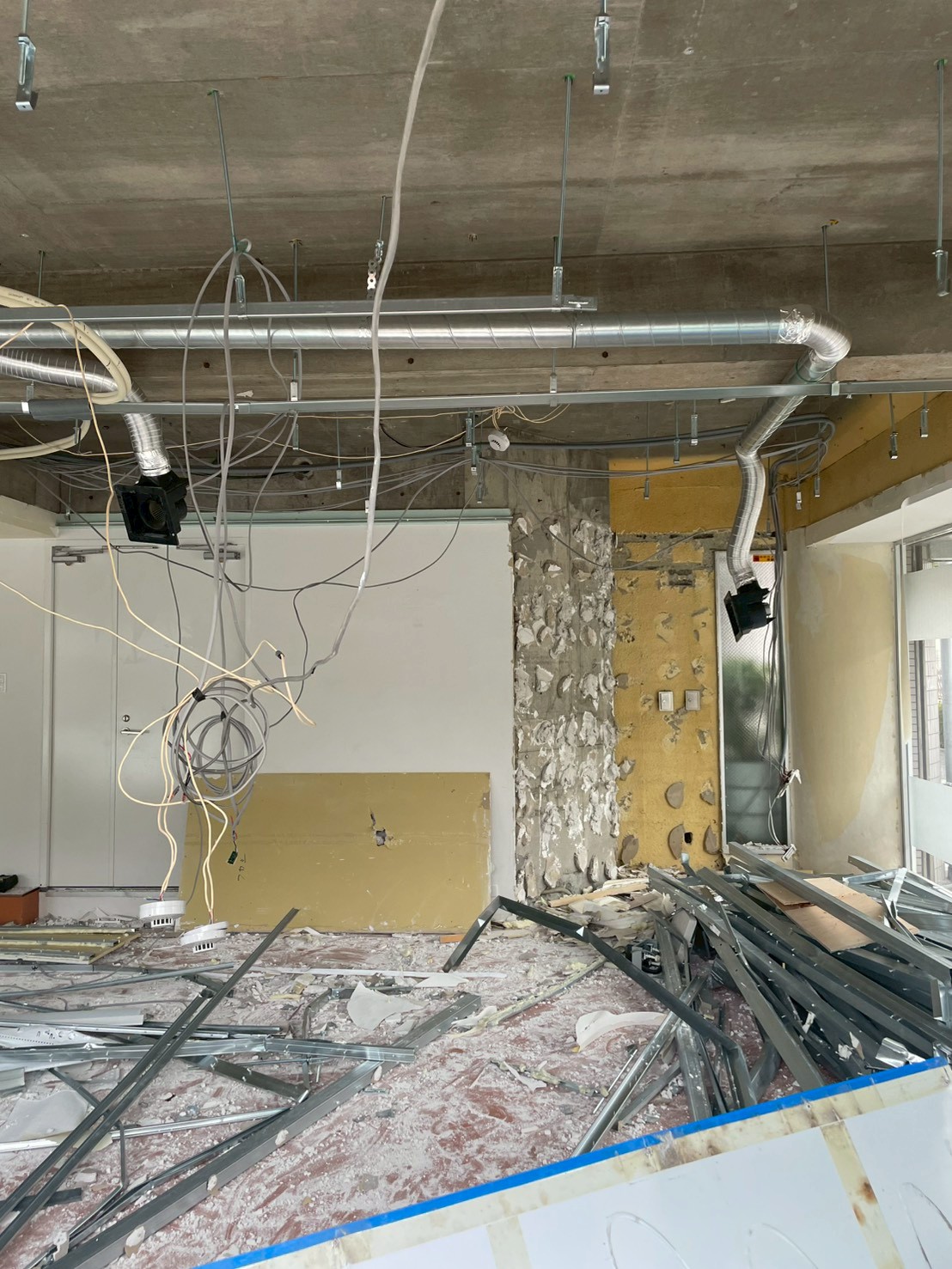 東京都足立区竹ノ塚の学習塾テナント内で進む内装解体工事と軽量鉄骨撤去の状況