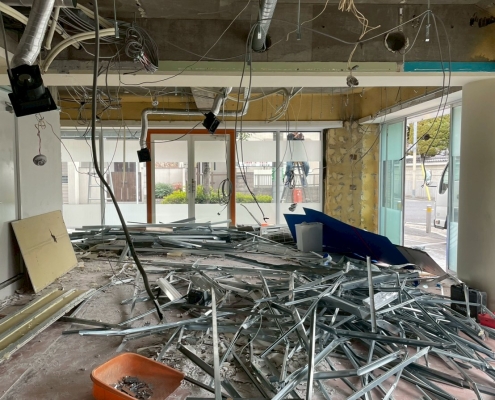 軽量鉄骨や内装廃材が床面に集積した東京都足立区竹ノ塚のテナント解体工事中の様子