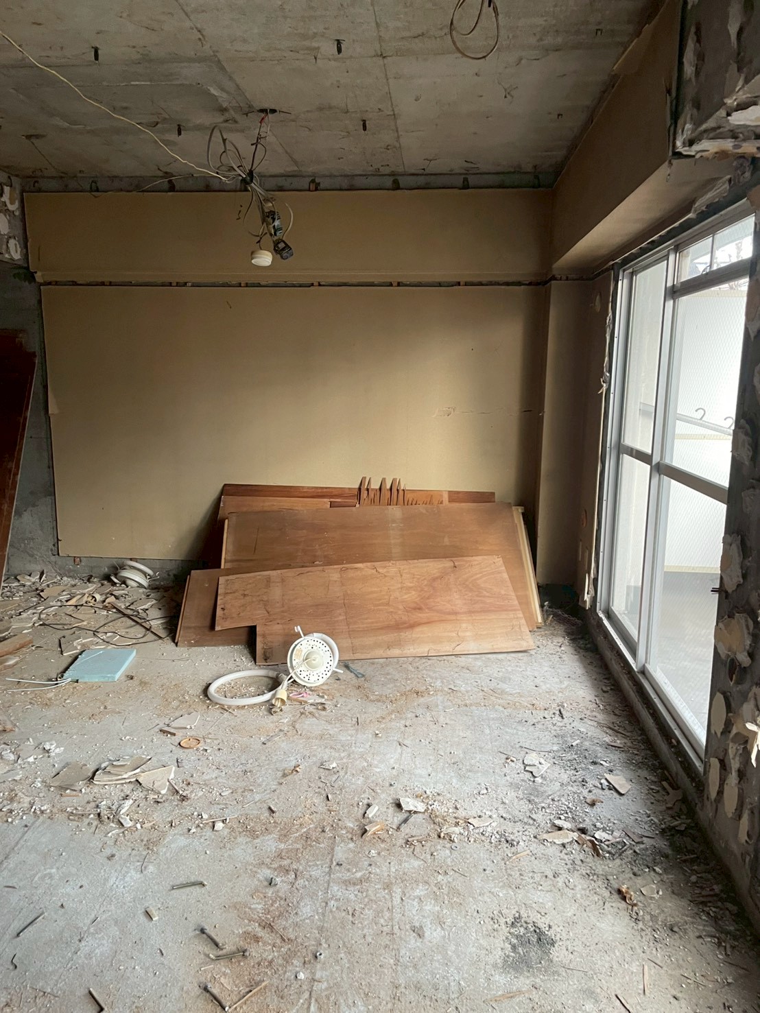 埼玉県川口市並木のマンション内で木製建具や内装廃材が集積している解体中の様子