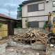 松戸市の戸建て解体工事で木材や瓦などの廃材を分別しながら重機作業を行う様子