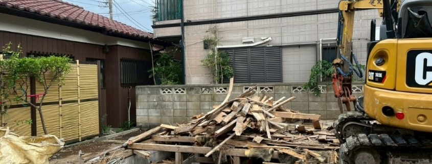 松戸市の戸建て解体工事で木材や瓦などの廃材を分別しながら重機作業を行う様子