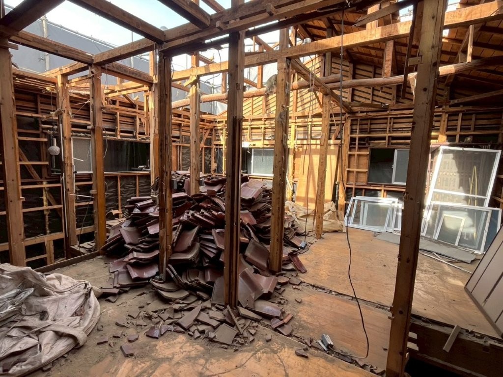 千葉県松戸市の木造二階建て住宅で屋根瓦撤去後に手壊し解体を進めている室内状況