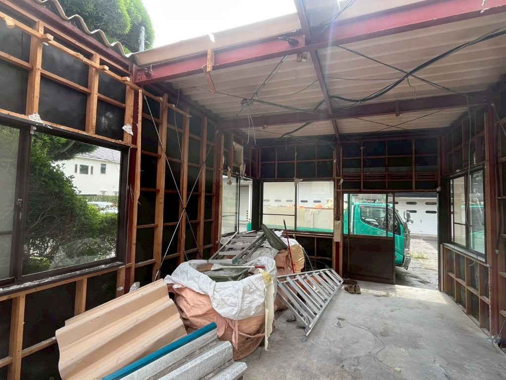 東京都練馬区高松の事務所建物で内装解体後に木下地や鉄骨が露出している施工中の様子
