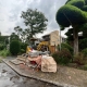 東京都練馬区高松の解体現場で木材や金属材などの廃材を分別集積している状況