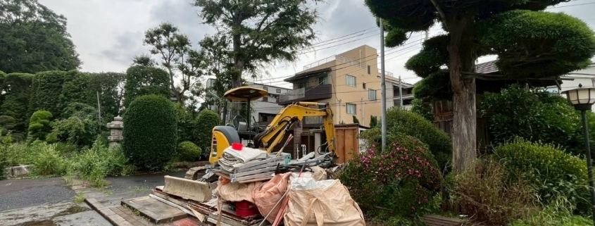 東京都練馬区高松の解体現場で木材や金属材などの廃材を分別集積している状況