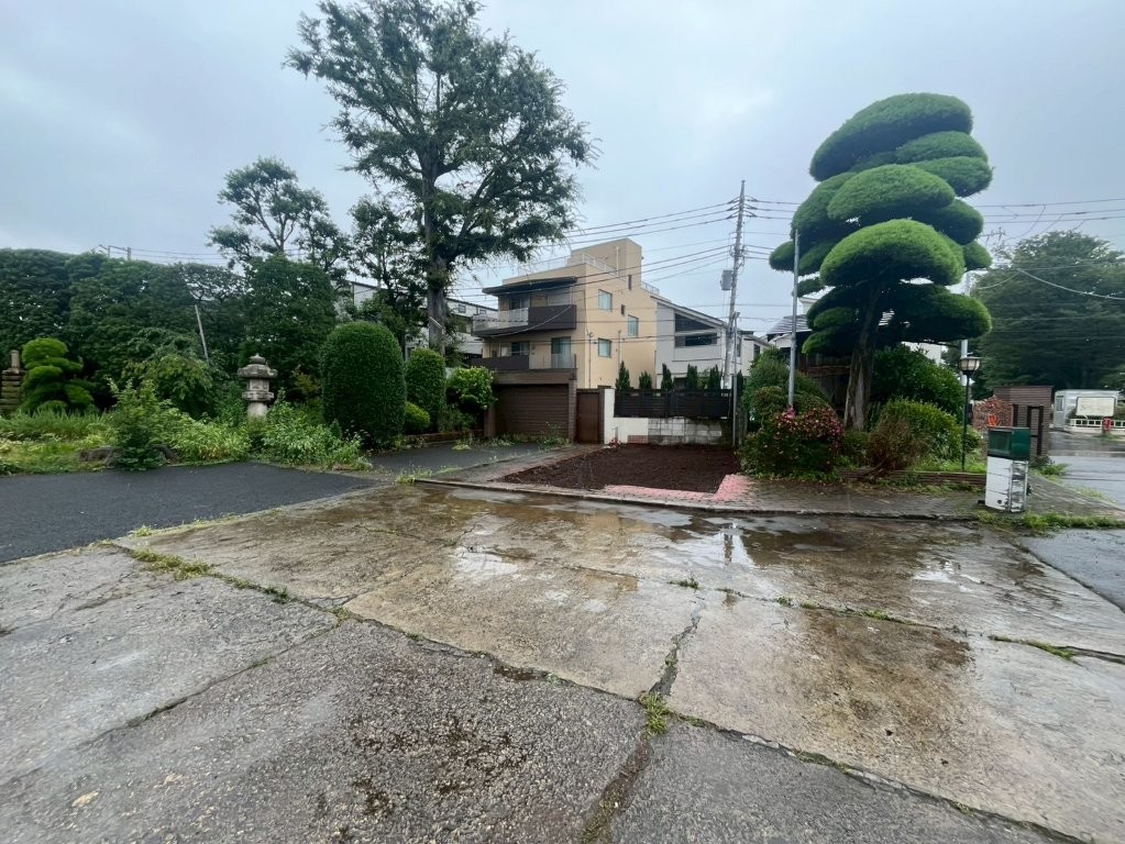 練馬区高松で事務所建物の解体後にガレージ新設予定地を更地化した様子