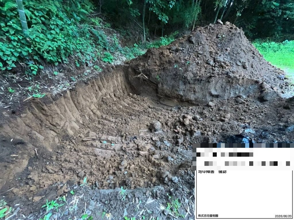 川口市の更地で地中障害撤去のため掘削範囲を広げて土砂内の廃材を確認している様子
